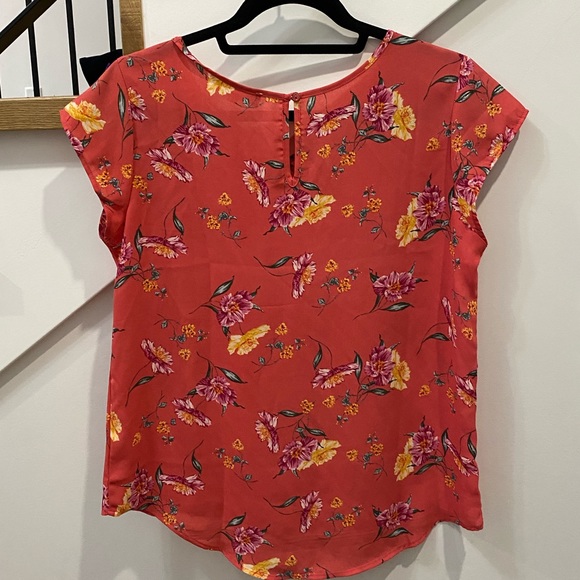 🌟3/$15 🛍 Pink Floral Blouse - Picture 2 of 4